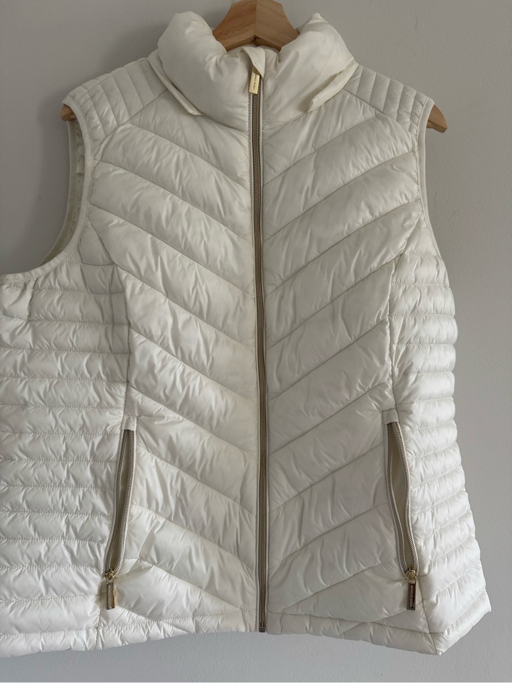 Michael Kors Packable Quilted Puffer Vest White Size XL Gold Hardware - Picture 14 of 17